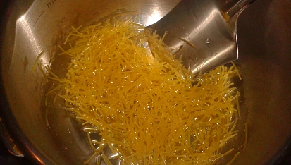 Libanonská kuchyně - Rýže s vlasovými nudlemi (běžná příloha), smažení nudlí