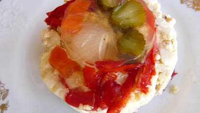 Vařené vejce a mascarpone s vinným želé