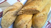 Bagety s provensálskými bylinkami, na řezu