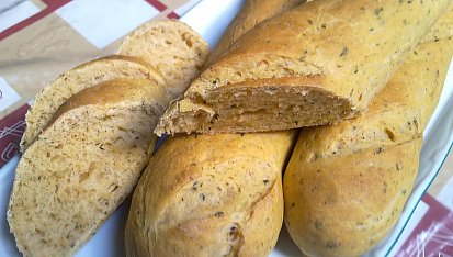 Bagety s provensálskými bylinkami, na řezu