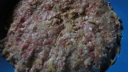 Balkánské mleté šišky s přílohou rajčat a žampionů, hotová masa...