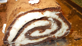 Bílková roládka se šlehačkou (upečená bez žloutků a bez mouky)