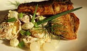 Bramborový salát s cibulkami a pečenou makrelou