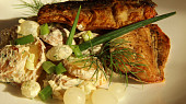 Bramborový salát s cibulkami a pečenou makrelou