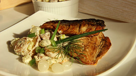 Bramborový salát s cibulkami a pečenou makrelou