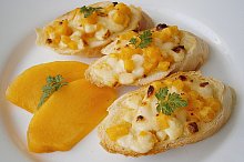 Bruschetta(rohlík) s kaki a mozzarellou