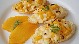 Bruschetta(rohlík) s kaki a mozzarellou