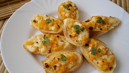 Bruschetta(rohlík) s kaki a mozzarellou