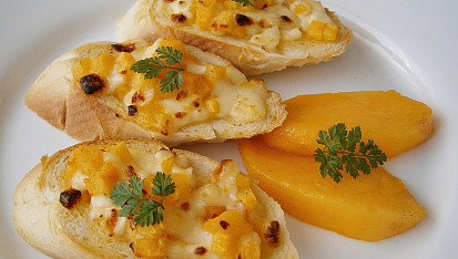 Bruschetta(rohlík) s kaki a mozzarellou