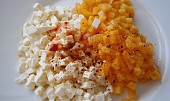 Bruschetta(rohlík) s kaki a mozzarellou, Ovoce a sýr nakrájíme na drobounké kostičky a promícháme s kořením