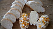Bruschetta(rohlík) s kaki a mozzarellou (Plátky rohlíků lehce namažeme máslem,poklademe směsí a dáme do trouby zapéct)