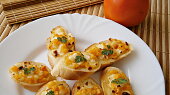 Bruschetta(rohlík) s kaki a mozzarellou (Můžeme pro lepší vzhled ozdobit zelenou bylinkou)