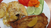 Česnekovaný řízek  a  gratinované brambory s Parmesanem