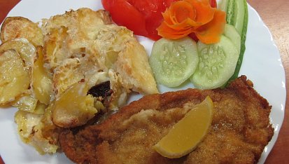 Česnekovaný řízek  a  gratinované brambory s Parmesanem