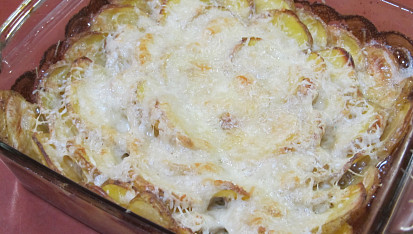 Česnekovaný řízek  a  gratinované brambory s Parmesanem