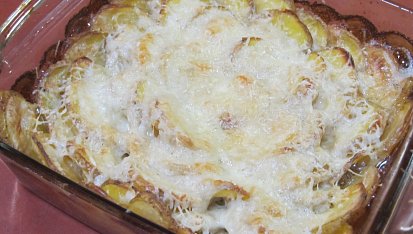 Česnekovaný řízek  a  gratinované brambory s Parmesanem