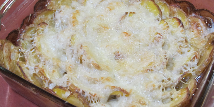 Česnekovaný řízek  a  gratinované brambory s Parmesanem