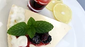 Citronový koláč s ostružinovou balsamicovou omáčkou