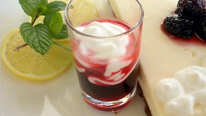 Citronový koláč s ostružinovou balsamicovou omáčkou