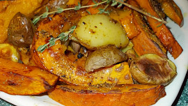 Dýně Hokkaido pečená s bramborem, okořeněná drcenou  hlívou  a bylinkami