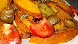 Dýně Hokkaido pečená s bramborem, okořeněná drcenou  hlívou  a bylinkami