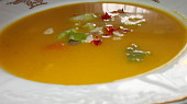 Dýňová polévka s chilli papričkou a zakysanou smetanou
