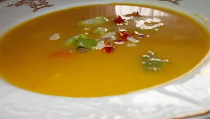 Dýňová polévka s chilli papričkou a zakysanou smetanou