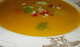 Dýňová polévka s chilli papričkou a zakysanou smetanou