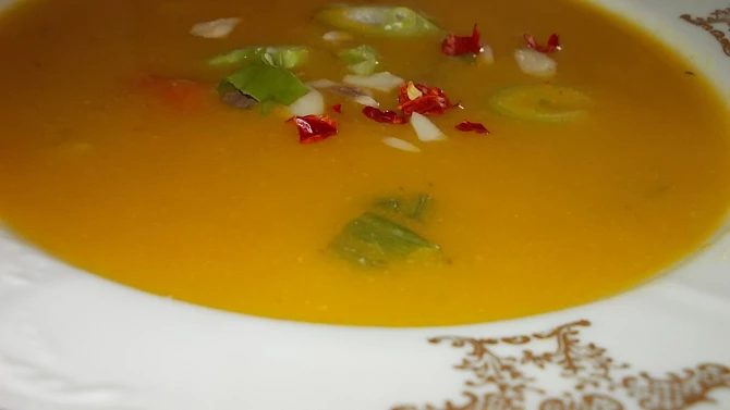 Dýňová polévka s chilli papričkou a zakysanou smetanou
