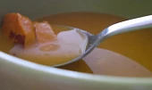 Dýňová polévka s chilli papričkou a zakysanou smetanou