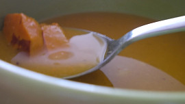 Dýňová polévka s chilli papričkou a zakysanou smetanou