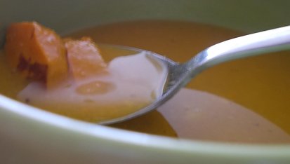 Dýňová polévka s chilli papričkou a zakysanou smetanou