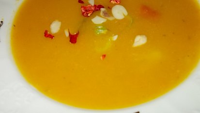 Dýňová polévka s chilli papričkou a zakysanou smetanou