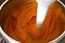 Ponorným mixérem rozmixujeme na hladké pyré