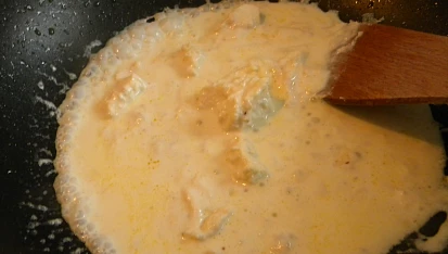 Dýňovo-cuketová směs se smetanovou omáčkou z brynzy, rozpouštění bryndzy se smetanou