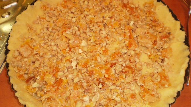 Kolac s naplni z rozmixovane podusene dyne, dynovy pred pecenim