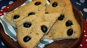 Focaccia s rozmarýnem a černými olivami