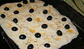 Focaccia s rozmarýnem a černými olivami
