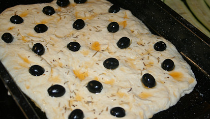Focaccia s rozmarýnem a černými olivami