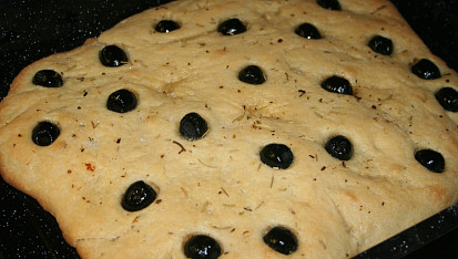 Focaccia s rozmarýnem a černými olivami