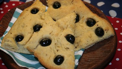 Focaccia s rozmarýnem a černými olivami