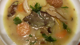 Houbová polévka na másle se zeleninou