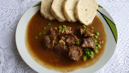 Hovězí guláš s okurkou a hráškem