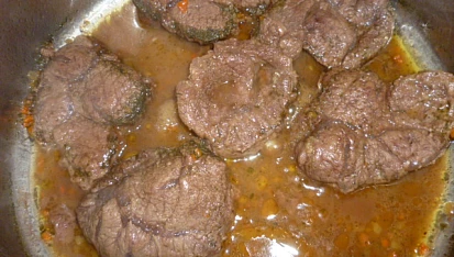 Hovězí kližka se smetanou a koprem, podlité vodou