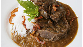 Hovězí kližka v řapíkovo rajčatovém krému