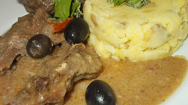 Hovězí líčka na sušených rajčátkách s česnekem a černých  olivách