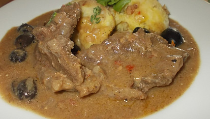 Hovězí líčka na sušených rajčátkách s česnekem a černých  olivách