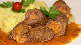 Hovězí závitky s pečenými rajčaty