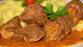 Hovězí závitky s pečenými rajčaty