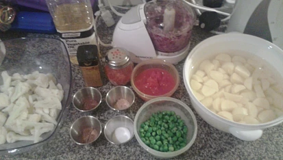 Rychlé Aloo gobi aur mater (brambory s květákem a hráškem)
